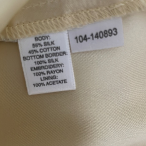 Beautiful Ann Taylor mid skirt. The skirt is lined and has silk embroidered. - Picture 4 of 5